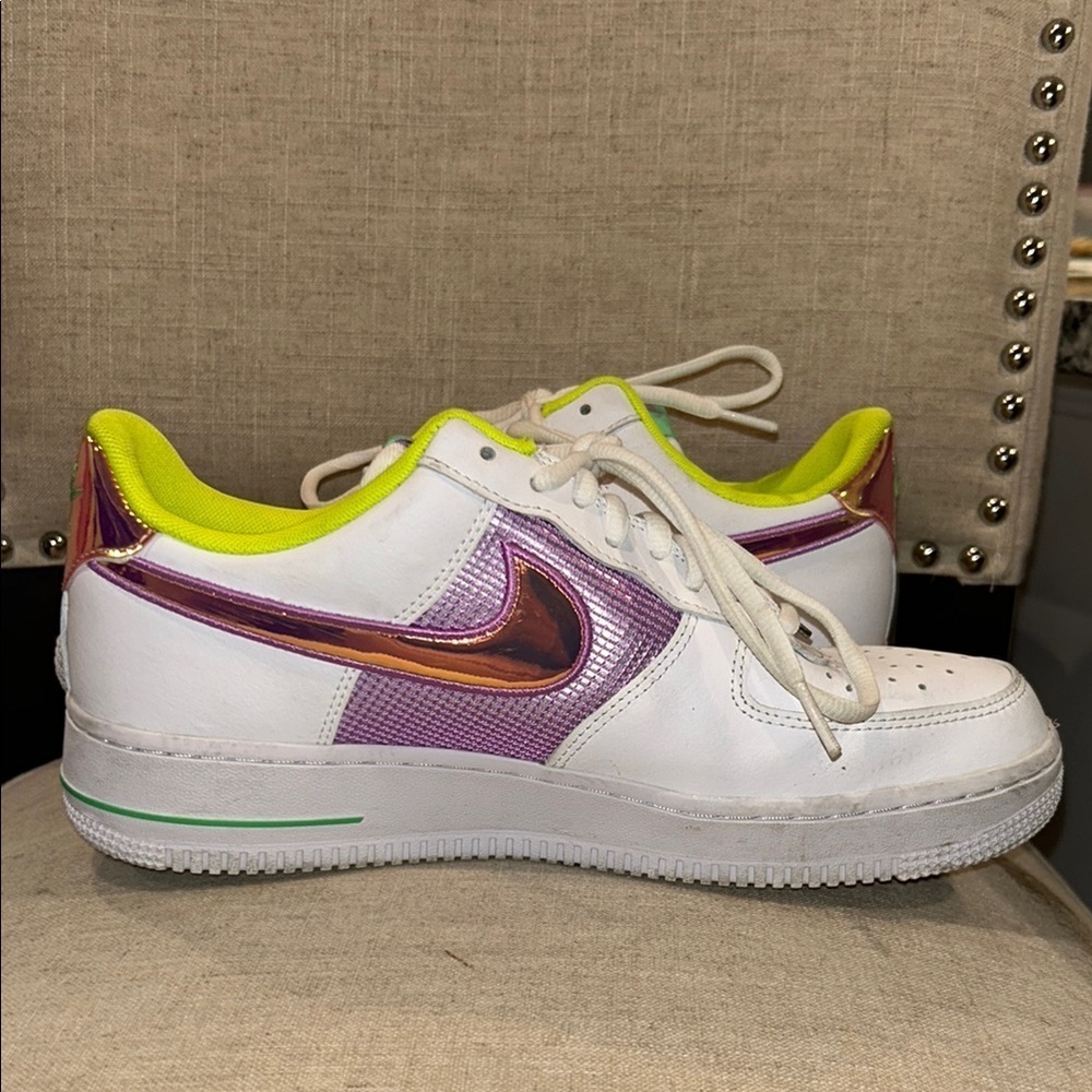 Nike Women’s White and Purple Sneakers - Picture 5 of 9